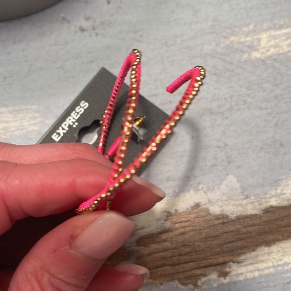 EXPRESS Big Pink/Gold Hoop Earrings NWT - Picture 3 of 4